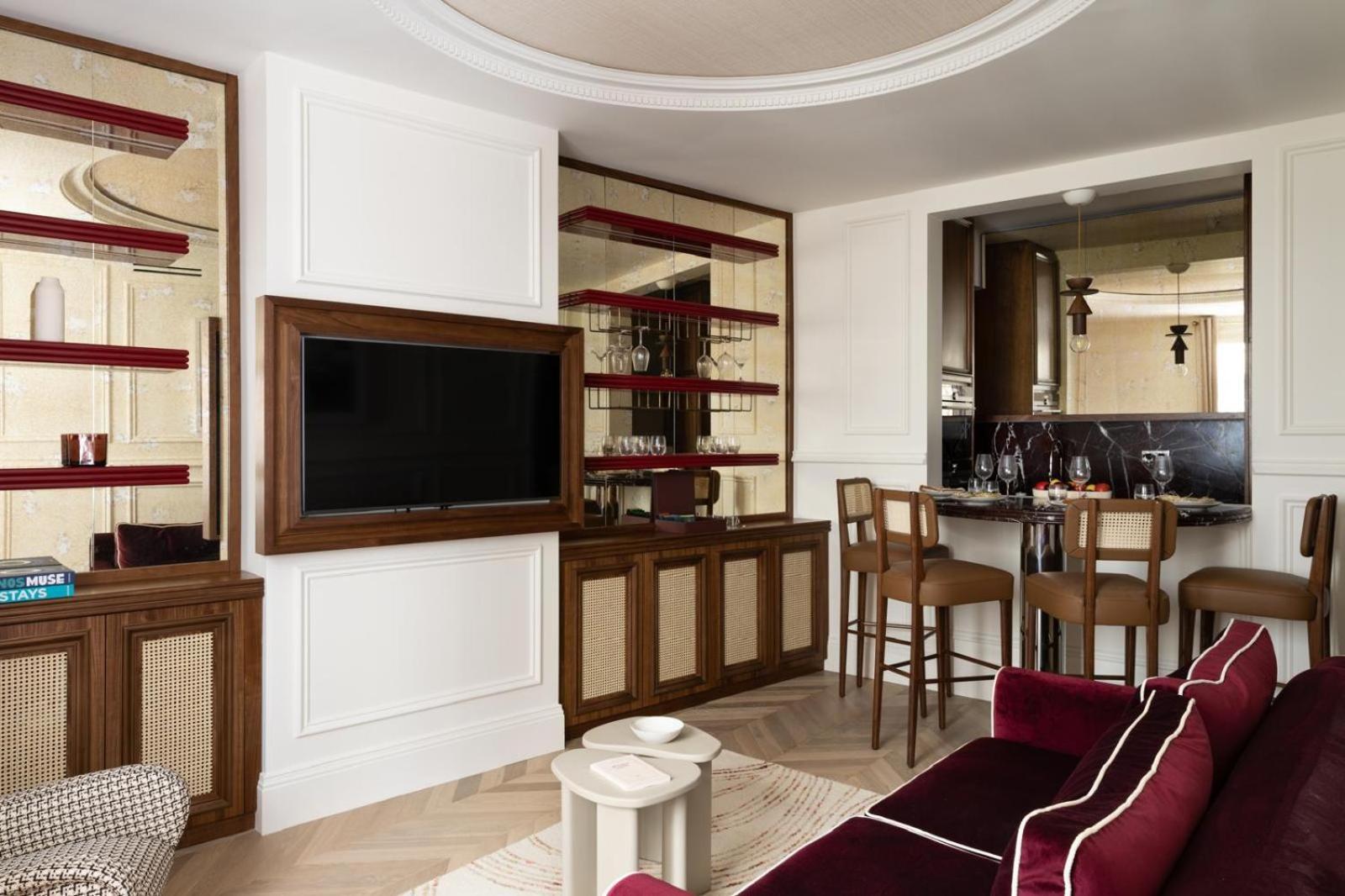 Sublim With Ac Next To Arc De Triomphe Parigi